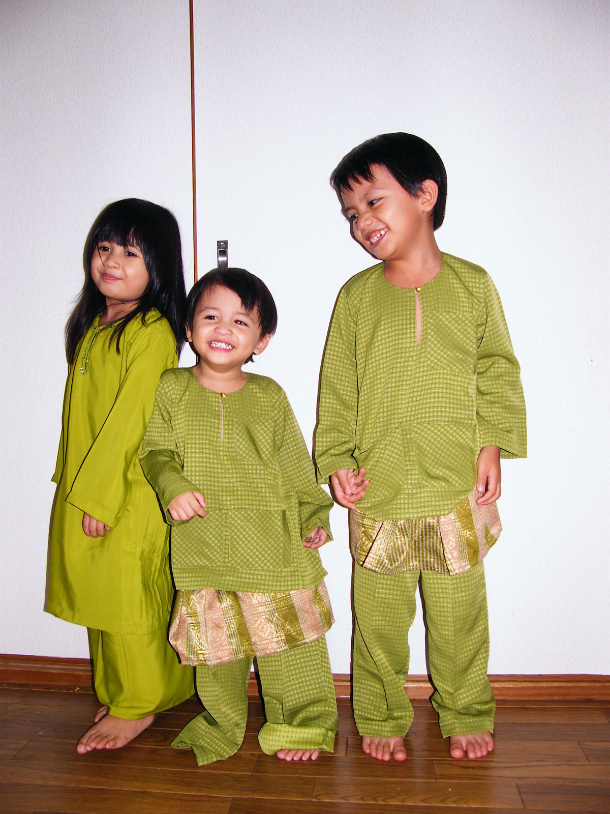 What Are the Key Features of a Traditional Baju Melayu Johor Shirt? Discover Now